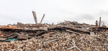 Ukrayna 'da savaş. Ukrayna 'nın Donetsk bölgesinde bir okul ve okul kütüphanesi roket ve topçu ateşiyle yok edildi.