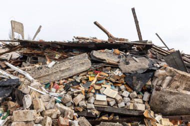 Ukrayna 'da savaş. Ukrayna 'nın Donetsk bölgesinde bir okul ve okul kütüphanesi roket ve topçu ateşiyle yok edildi.