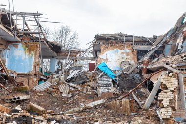 MYKOLAIV Reg, UKRAINE - Mar. 01, 2024: Ukrayna 'da savaş. Ukrayna 'nın Mykolaiv bölgesindeki Chervona Dolyna köyündeki bir okul roket ve top mermileriyle tamamen yok edildi..