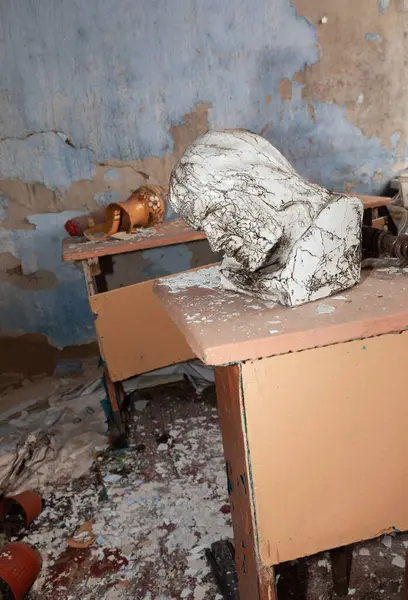 Mykolaiv Reg Ukraine Mar 2024年1月1日 乌克兰战争 在乌克兰Mykolaiv地区Chervona Dolyna村的一所被火箭和炮弹摧毁的学校里 可以看到一些学习用品 — 图库照片