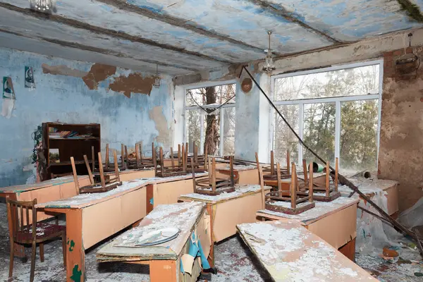Mykolaiv Reg Ukraine Mar 2024年 ウクライナ戦争 ロケットと砲火によって破壊された学校の学校の学校のクラスルーム ウクライナのミコラヴィ地域のチェルヴォナ ドーリーナの村で ストックフォト