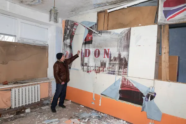 Mykolaiv Reg Ukraine Mar 2024年 ウクライナ戦争 チェルヴォナ ドリーナ村の学校へのロケット攻撃と砲撃の結果として破壊を示す英語教室の男 — ストック写真