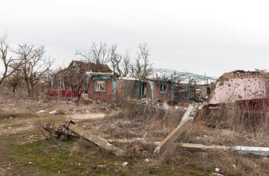 MYKOLAIV Reg, UKRAINE - Mar. 02, 2024: Ukrayna savaşı. Mykolaiv bölgesindeki bir köyde Rus askeri harekatı ve düzenli füze saldırılarıyla yıkılan yerel sakinlerin evleri görülüyor..