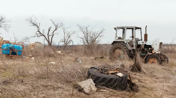 Mykolaiv Reg Ukraine Mar 2024年 ウクライナ戦争 農業機械は ミコラウビ地域の村の1つで軍事作戦と定期的な砲撃の結果として損傷を受けていると見られています — ストック写真