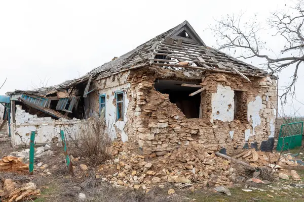Mykolaiv Reg Ukraine Mar 2024年 ウクライナ戦争 ロシアの軍事行動と定期的なミサイル攻撃によって破壊された地元住民の家は ミコラヴィ地域の村で見られます ストック画像