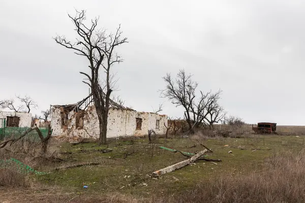Mykolaiv Reg Ukraine Mar 2024年 ウクライナ戦争 ロシアの軍事行動と定期的なミサイル攻撃によって破壊された地元住民の家は ミコラヴィ地域の村で見られます — ストック写真