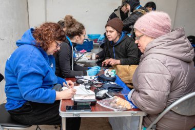 CHASIV YAR, DONETSK REG, UKRAINE - Mar. 09, 2024: Yerel halk Frida Ukrayna Misyonundan gönüllü doktorlara sağlık sorunları konusunda danışmanlık yapıyor 