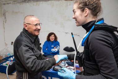 CHASIV YAR, DONETSK REG, UKRAINE - Mar. 09, 2024: Yerel halk, Frida Ukrayna Gönüllü Görevi 'nden sağlanan tıbbi yardımlar için doktorlara teşekkür ediyor.