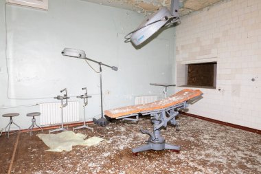 SIVERSK, DONETSK REG, UKRAINE - Mar. 10, 2024: Siversk 'te Rus ordusunun sürekli topçu ateşi altında yıkılmış bir hastane görülüyor..