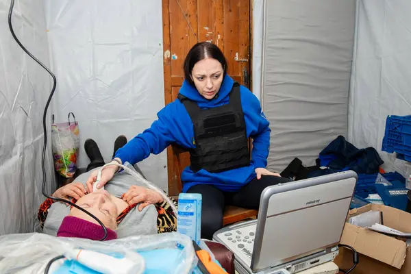 Siversk Donetsk Reg Ukraine Mar 2024年10月10日 弗丽达乌克兰志愿者团的一名超声女医生向当地一名妇女提供超声波扫描 — 图库照片