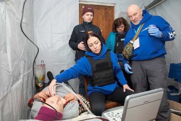 Siversk Donetsk Reg Ucrania Mar 2024 Una Doctora Ultrasonido Misión —  Fotos de Stock