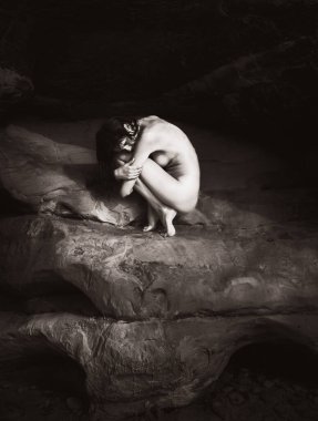 Gençlik, güzellik ve çıplaklık. Tamamen çıplak bir kadın mağaraların yakınındaki kumsalda dinleniyor..