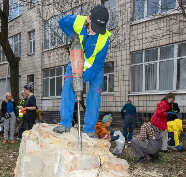 KYIV, UKRAINE - Mar. 30, 2024: Öğrenciler ve gönüllüler Kyiv Devlet Dekoratif Uygulamalı Sanatlar ve Tasarım Akademisi 'nde Rus füze saldırısında hasar gördükten sonra enkazı kaldırdılar