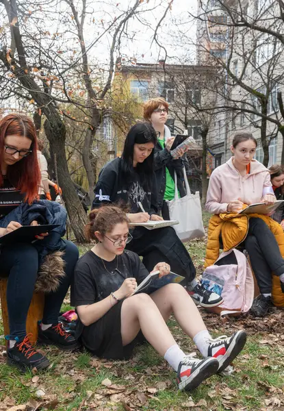 Киев Украина Мар 2024 Студенты Художественной Академии Делают Художественные Эскизы Стоковая Картинка