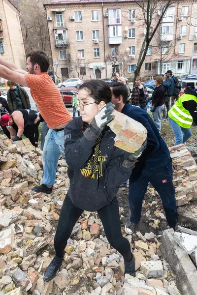 Quiiv Ucrânia Março 2024 Estudantes Voluntários Removem Detritos Kyiv State — Fotografia de Stock