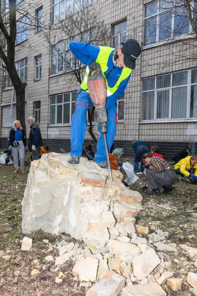 Kyiv Ukraine Mar 2024 学生とボランティアは ロシアのミサイル攻撃で損傷した後 キエフ国立装飾応用芸術アカデミーで破片を取り除きます ロイヤリティフリーのストック画像