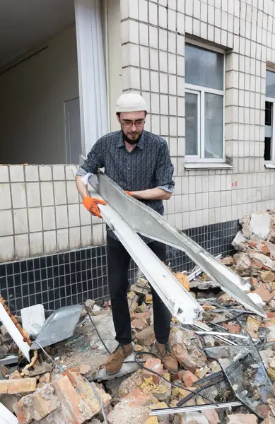 Kyiv Ucrania Mar 2024 Estudiantes Voluntarios Eliminan Los Escombros Academia — Foto de Stock