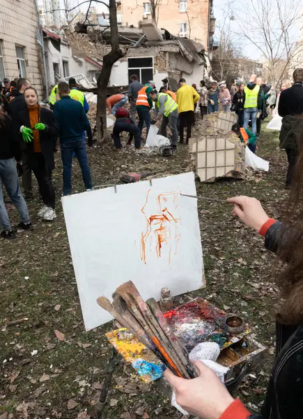 Kyiv Ukraine Mar 2024年 艺术学院的学生在清除被摧毁的学院建筑的瓦砾时正在进行艺术草图的绘制 免版税图库图片