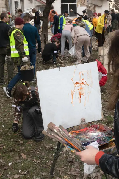 Kyiv Ukraine Mar 2024年 艺术学院的学生在清除被摧毁的学院建筑的瓦砾时正在进行艺术草图的绘制 图库图片