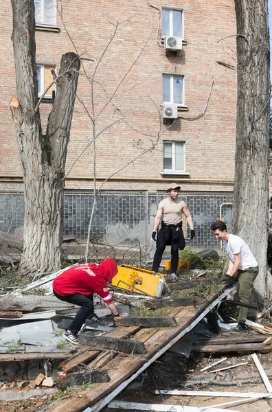 Kyiv Ukrajina Březen 2024 Studenti Dobrovolníci Odstraňují Trosky Kyjevské Státní — Stock fotografie