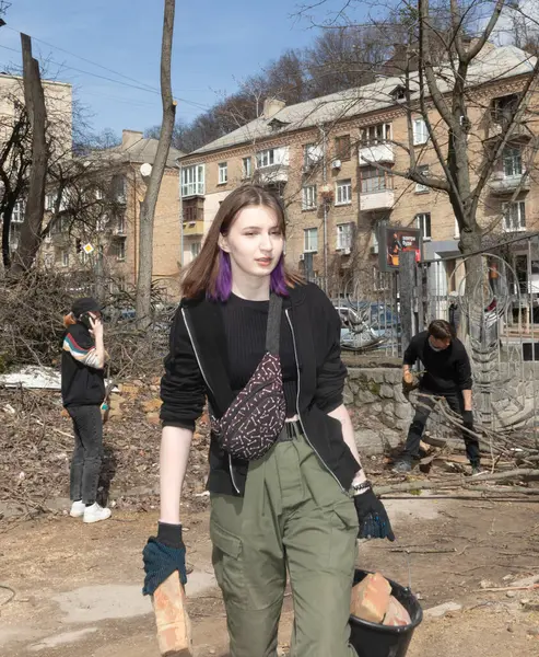 Kyiv Ukraine Mar 2024 学生とボランティアは ロシアのミサイル攻撃で損傷した後 キエフ国立装飾応用芸術アカデミーで破片を取り除きます ロイヤリティフリーのストック写真