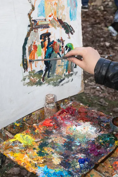 Kyiv Ukraine Mar 2024年 艺术学院的学生在清除被摧毁的学院建筑的瓦砾时正在进行艺术草图的绘制 免版税图库照片