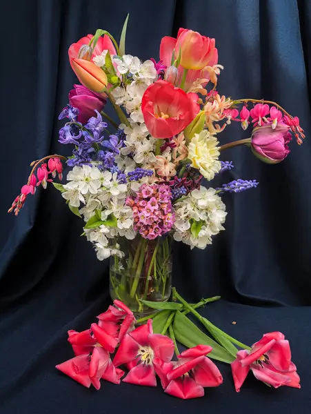 花瓶里第一个花园花朵的浪漫花束 插花的艺术 — 图库照片