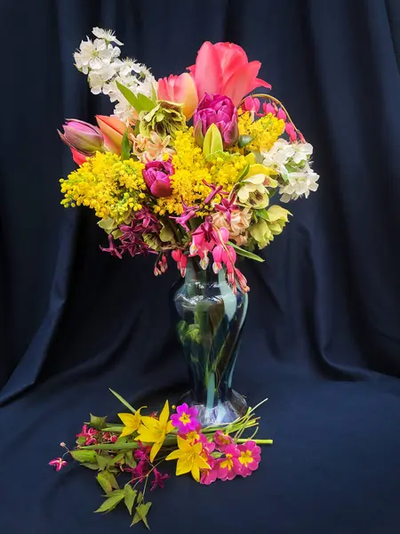花瓶里第一个花园花朵的浪漫花束 插花的艺术 — 图库照片