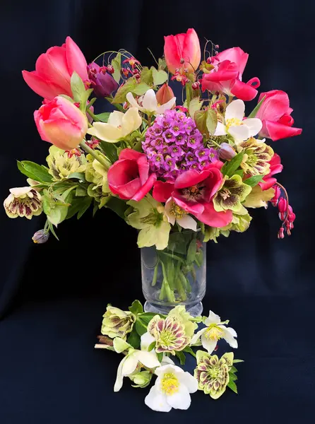 Romantyczny Bukiet Pierwszych Ogrodowych Kwiatów Wazonie Sztuka Układania Kwiatów Zdjęcie Stockowe