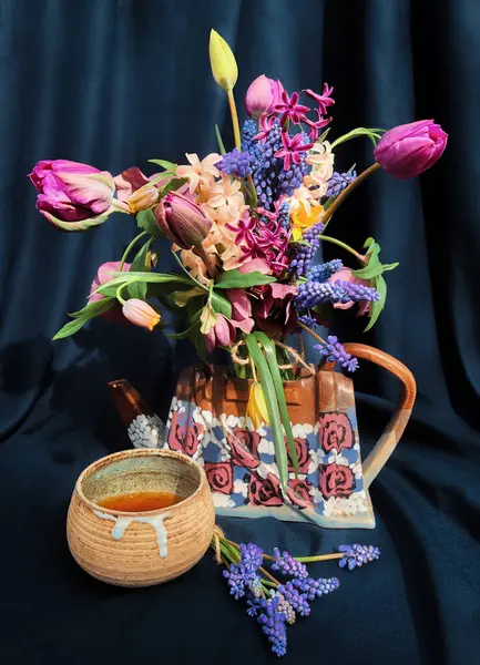 Vazodaki Ilk Bahçe Çiçeklerinin Romantik Buketi Çiçek Düzenleme Sanatı Stok Fotoğraf
