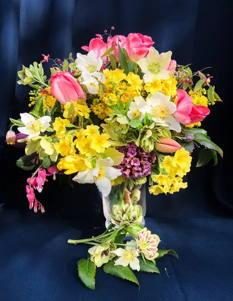 Romantická Kytice První Zahradní Květiny Váze Umění Aranžování Květin Stock Obrázky