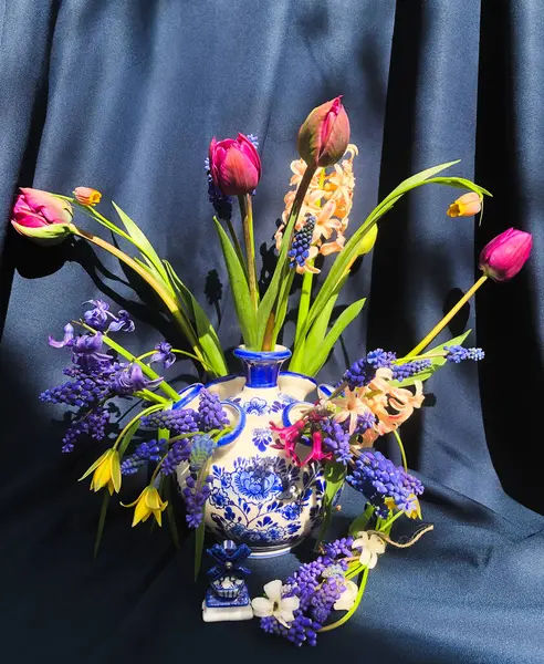 Romantisk Bukett Första Trädgårdsblommorna Vas Konsten Att Arrangera Blommor Royaltyfria Stockfoton