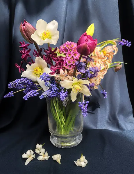 Romantyczny Bukiet Pierwszych Ogrodowych Kwiatów Wazonie Sztuka Układania Kwiatów Obrazek Stockowy