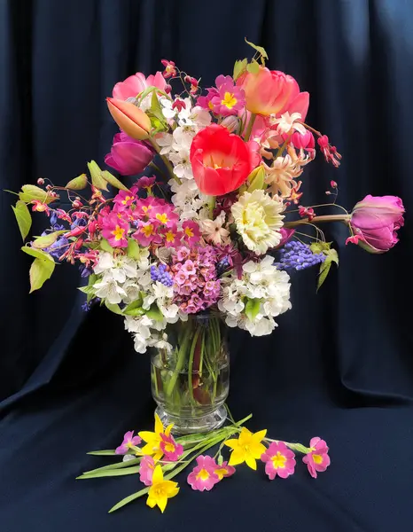 Romantisches Bouquet Der Ersten Gartenblumen Einer Vase Die Kunst Blumen lizenzfreie Stockbilder