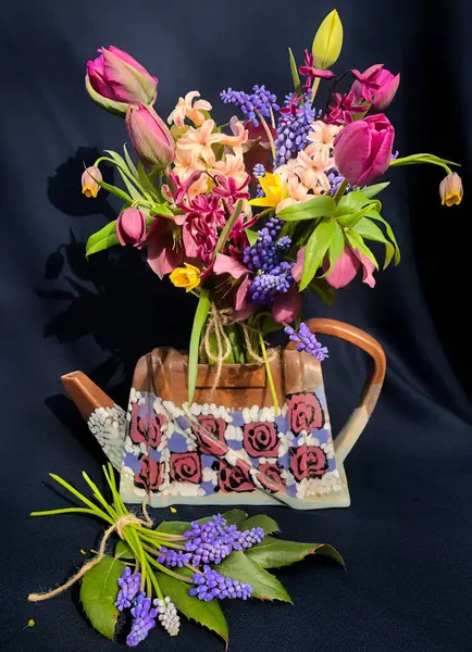 第一批花园花的浪漫花束 插花的艺术 图库图片
