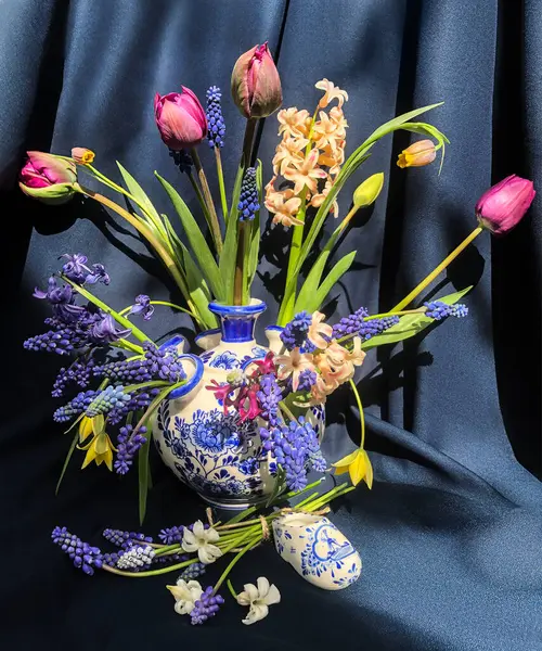 第一批花园花的浪漫花束 插花的艺术 免版税图库照片