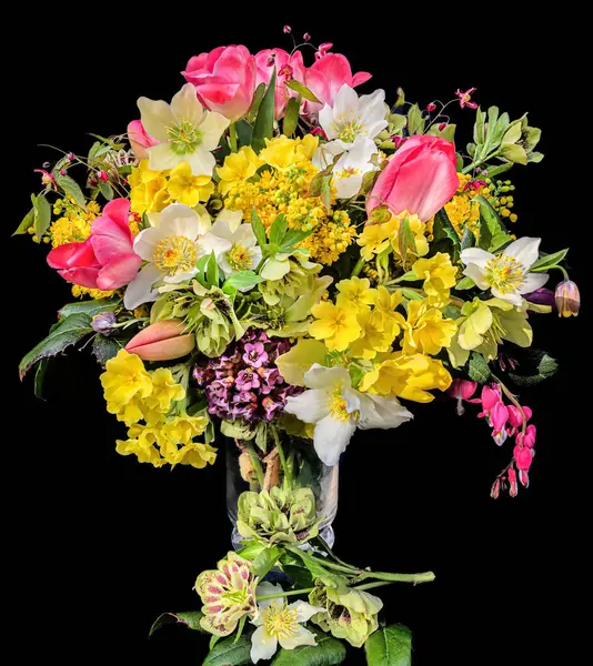 Romantikus Csokor Első Kerti Virágok Elszigetelt Fekete Háttér Virágkötészet Művészete Jogdíjmentes Stock Képek