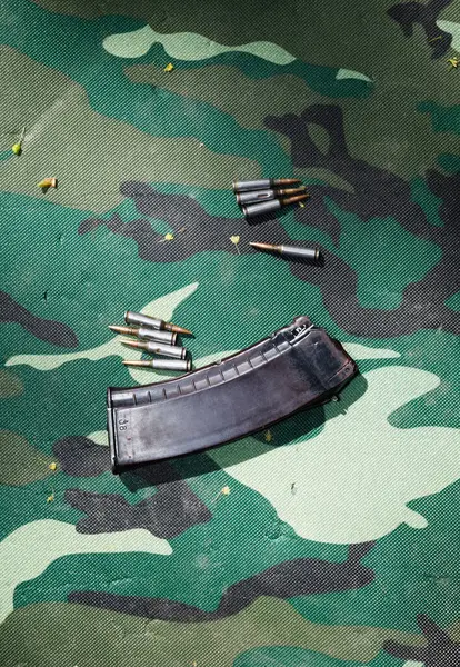 Kyiv Ukraine Apr 2024年2月13日 在俄罗斯入侵乌克兰期间 卡拉什尼科夫冲锋枪的子弹在针对妇女使用武器和战斗医疗包的训练中被看到 免版税图库照片