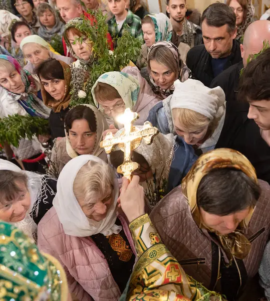 Kyiv Ukraine 2024年 ウクライナ正教会の司祭と信者は パーム日曜日の正教会の饗宴をマークするサービスに参加します ストック写真