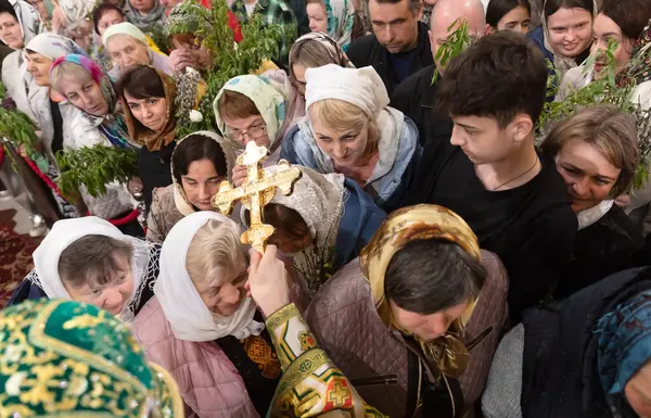Kyiv Ukraine Apr 2024 Para Imam Dan Orang Percaya Gereja Stok Foto Bebas Royalti