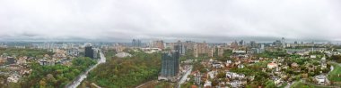 KYIV, UKRAINE - Nisan. 18, 2024: 2. Dünya Savaşı 'nda Ukrayna' nın Anavatan Anıtı 'ndan Kyiv Panorama' nın havadan görünüşü