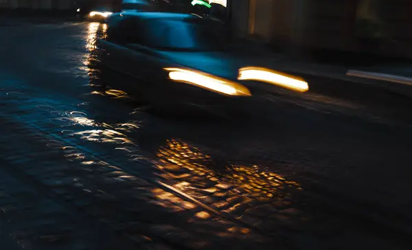 Night City Motion Blurred Image Car Lights Highlights Cobbled City Royaltyfrie stock-fotos