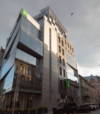 IV, UKRAINE - Mayıs. 18, 2024: Ukrayna 'nın başkenti Lviv' de Ibis Styles Oteli. Orta menzilli otel zinciri. Ibis markası Fransız grup Accor 'un bir parçasıdır