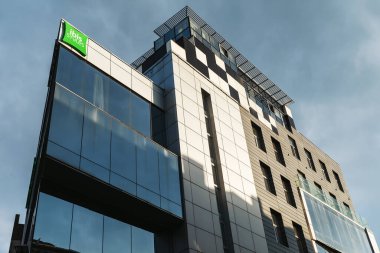 IV, UKRAINE - Mayıs. 18, 2024: Ukrayna 'nın başkenti Lviv' de Ibis Styles Oteli. Orta menzilli otel zinciri. Ibis markası Fransız grup Accor 'un bir parçasıdır