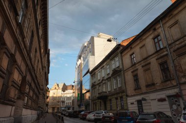 IV, UKRAINE - Mayıs. 18, 2024: Ukrayna 'nın başkenti Lviv' de Ibis Styles Oteli. Orta menzilli otel zinciri. Ibis markası Fransız grup Accor 'un bir parçasıdır