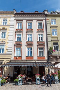 IV, UKRAINE - Mayıs. 19, 2024: Lviv, Ukrayna 'nın merkez tarihi bölümünde sokakta masaları olan tipik bir kafe görülüyor