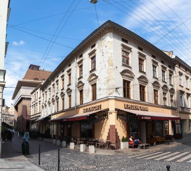IV, UKRAINE - Mayıs. 19, 2024: Eski Lviv kasabasındaki tarihi binalar. Lviv Ukrayna 'nın kültürel başkentidir ve dünyanın dört bir yanından gelen turistler için favori bir duraktır. Kredens Kafe