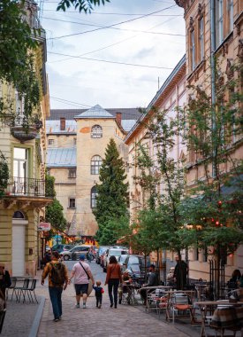 IV, UKRAINE - Mayıs. 18, 2024: Eski Lviv kasabasındaki tarihi binalar. Lviv Ukrayna 'nın kültürel başkentidir ve dünyanın dört bir yanından gelen turistler için favori bir duraktır. Sokak Kafesi