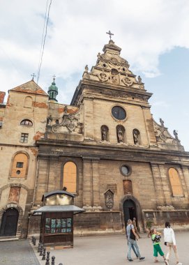 IV, UKRAINE - Mayıs. 18, 2024: Eski Lviv kasabasındaki tarihi binalar. Lviv Ukrayna 'nın kültürel başkentidir ve dünyanın dört bir yanından gelen turistler için favori bir duraktır.