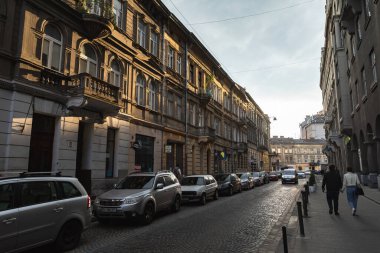 IV, UKRAINE - Mayıs. 18, 2024: Eski Lviv kasabasındaki tarihi binalar. Lviv Ukrayna 'nın kültürel başkentidir ve dünyanın dört bir yanından gelen turistler için favori bir duraktır.